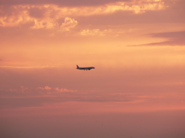 lietadlo pri západe slnka.jpg